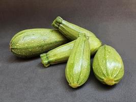 zucchini av naturligt ursprung för att laga vegetarisk mat foto
