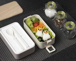 ovanifrån sammansättning mat japansk bento-låda foto