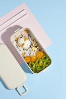 ovanifrån sammansättning mat japansk bento-låda foto