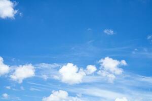 skön blå himmel och vit stackmoln moln abstrakt bakgrund. clouds bakgrund. blå himmel och fluffig vit moln på solig dagar. skön blå himmel. värld ozon dag. ozon lager. sommar himmel. foto