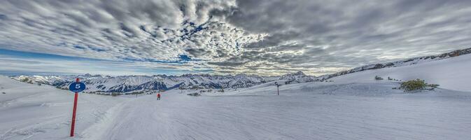 panorama- bild av en åka skidor backe i ifen åka skidor tillflykt i kleinwalsertal dal i österrike foto