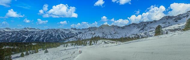 panorama- bild av en åka skidor backe i ifen åka skidor tillflykt i kleinwalsertal dal i österrike foto