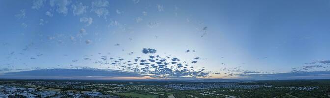 panorama- bild av skön moln formationer under solnedgång över walldorf kommun foto