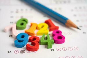 matematik siffra och penna på svar ark papper, utbildning studie testning inlärning lära begrepp. foto