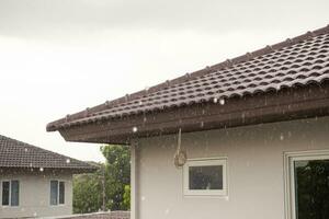 regn faller ner från de hus tak foto