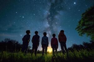 barn av olika bakgrunder blick i undra på starry natt himmel i utomhus- fantasi scen - ai genererad foto