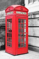 Färg isolerat röd telefon bås i London foto