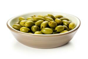en skål av grön oliver på en vit bakgrund ai generativ foto