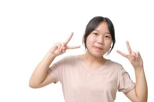 asiatisk flicka höjning händer och leende isolerat på vit bakgrund, söt flicka foto