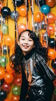 asiatisk flicka med stor leende på orange vägg bakgrund dekorerad med ballonger och silver- band. skapas med generativ ai teknologi foto