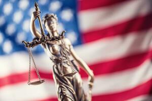 lady rättvisa och amerikan flagga. symbol av lag och rättvisa med USA flagga foto