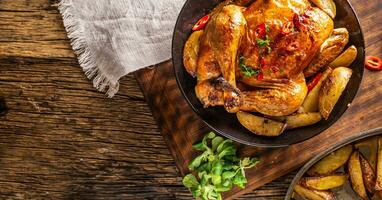 rostad kyckling och amerikan potatisar med chili paprikor och örter - topp av se foto