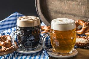 oktoberfest två öl med pretzel trä- tunna och blå bordsduk foto