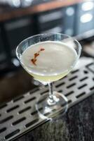 cocktail dryck pisco sur på bardisk i natt klubb eller restaurang foto
