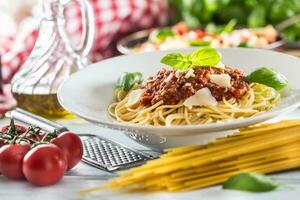 stänga upp italiensk pasta spaghetti bolognese i vit tallrik foto