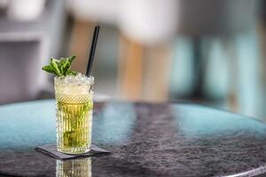 mojito sommar alkoholhaltig cocktail på tabell i restaurang foto