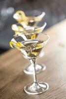 torr Martini kort dryck cocktail med gin, torr vermouth och en citron- krydda garnering foto