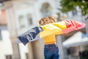 attraktiv Lycklig ung flicka med de belgisk flagga foto