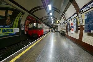 underbar låg vinkel se av brittiskt tåg och underjordisk metro järnväg plattform på hyde parkera central London stad av England bra Storbritannien, antal fot var fångad på aug 02:a, 2023 foto