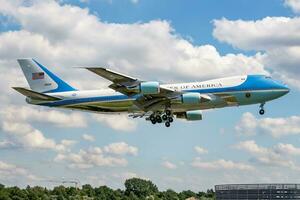 förenad stater luft tvinga usaf boeing 747-200 vc-25a luft tvinga ett 92-9000 passagerare plan med amerikan president ombord landning på hamburg flygplats för g20 topp foto