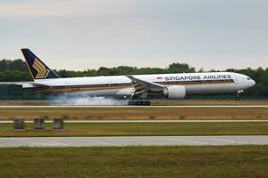 singapore flygbolag boeing 777-300er 9v-swa passagerare plan ankomst och landning på munich flygplats foto