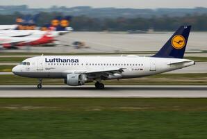 lufthansa flygbuss a319 d-ailp passagerare plan ankomst och landning på munich flygplats foto