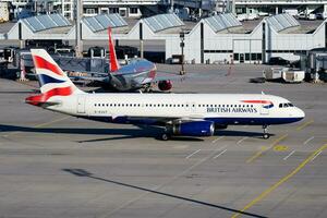 brittiskt luftvägarna passagerare plan på flygplats. schema flyg resa. flyg och flygplan. luft transport. global internationell transport. flyga och flygande. foto