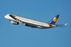 lufthansa flygbuss a330-300 d-aikf passagerare plan avresa på munich flygplats foto