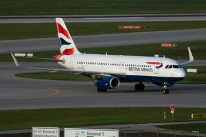 brittiskt luftvägarna flygbuss a320 g-euyv passagerare plan ankomst och landning på munich flygplats foto