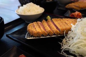 stekt krispig gyukatsu biff serverad med ris foto