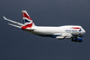 brittiskt luftvägarna boeing 747-400 g-civw passagerare plan avresa på London heathrow flygplats foto