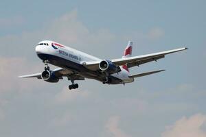 brittiskt luftvägarna boeing 767-300 g-bzhc passagerare plan landning på London heathrow flygplats foto