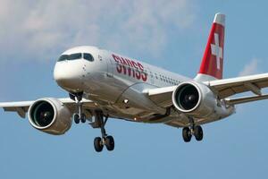 swiss internationell flygbolag flygbuss a220-100 hb-jbc passagerare plan landning på London heathrow flygplats foto