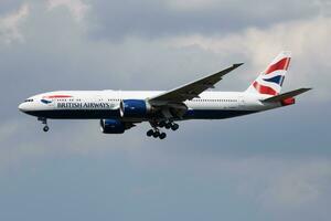 brittiskt luftvägarna boeing 777-200 g-raes passagerare plan landning på London heathrow flygplats foto