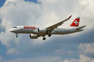 swiss internationell flygbolag flygbuss a220-300 hb-jcc passagerare plan landning på London heathrow flygplats foto