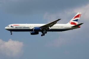brittiskt luftvägarna boeing 767-300 g-bnwb passagerare plan landning på London heathrow flygplats foto