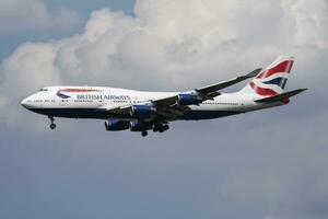 brittiskt luftvägarna boeing 747-400 g-civo passagerare plan landning på London heathrow flygplats foto