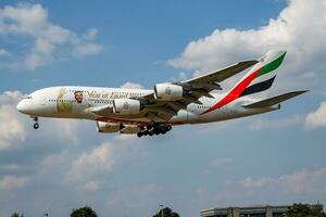 emirates flygbolag särskild livré flygbuss a380 a6-eua passagerare plan landning på London heathrow flygplats foto