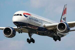 brittiskt luftvägarna boeing 787-9 dreamliner g-zbkf passagerare plan landning på London heathrow flygplats foto