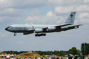 turkiska luft tvinga boeing kc-135 stratotanker 58-0110 tankfartyg plan ankomst och landning för riat kunglig internationell luft tatuering 2018 flyguppvisning foto