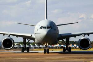 kunglig luft tvinga flygbuss a330 mrtt resande kc2 zz330 tankfartyg transport flygplan ankomst för riat kunglig internationell luft tatuering 2018 flyguppvisning foto