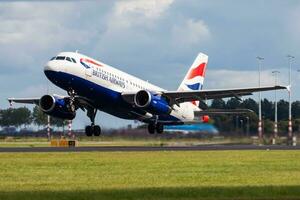 brittiskt luftvägarna passagerare plan på flygplats. schema flyg resa. flyg och flygplan. luft transport. global internationell transport. flyga och flygande. foto