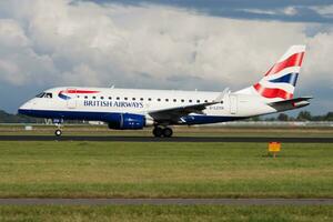 brittiskt luftvägarna embraer 170 g-lcyh passagerare plan avresa på amsterdam schipol flygplats foto