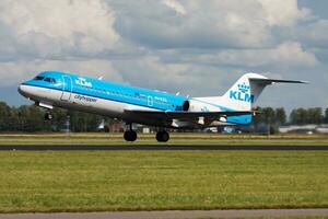 klm fokker 70 ph-kzs passagerare plan avresa på amsterdam schipol flygplats foto