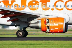 easyjet flygbuss a319 g-ezfo passagerare plan ankomst och landning på amsterdam schipol flygplats foto