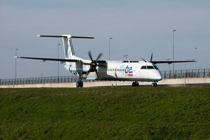 flybe bombardier dhc-8 q400 g-kkev passagerare plan taxning på amsterdam schipol flygplats foto