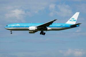 klm kunglig dutch flygbolag boeing 777-200 ph-bqb passagerare plan anlända och landning på amsterdam schipol flygplats foto