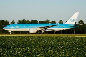 klm kunglig dutch flygbolag boeing 777-200 ph-bqf passagerare plan taxning på amsterdam schipol flygplats foto