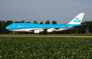 klm kunglig dutch flygbolag boeing 747-400 ph-bfn passagerare plan taxning på amsterdam schipol flygplats foto