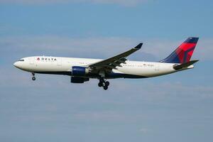 delta flygbolag flygbuss a330-200 n853nw passagerare plan ankomst och landning på amsterdam schipol flygplats foto